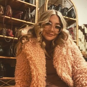 Meet your Posher, Danelle